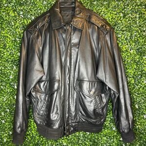Roundtree & Yorke Black leather bomber jacket with a streetwear vibe